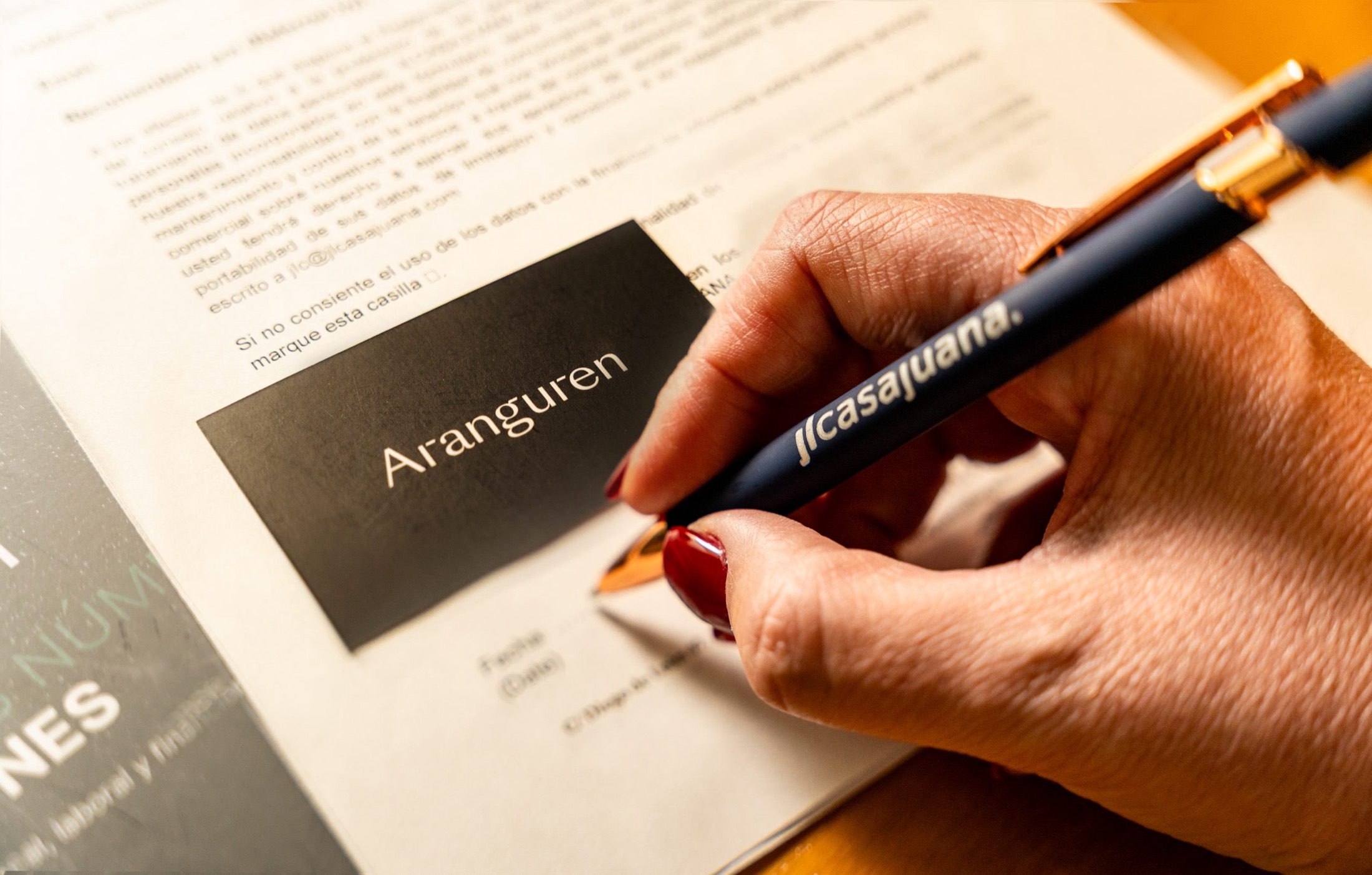 Firma de documentos con la carpeta corporativa de Aranguren